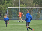 Laatste training S.K.N.W.K. JO10-1 (partijtje tegen de ouders) van woensdag 22 mei 2024 (44/133)